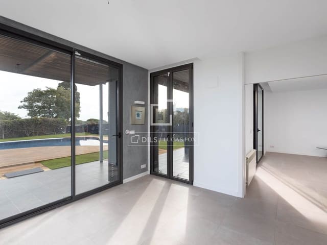 4 chambre Villa/Maison à vendre à Sant Vicenç de Montalt avec piscine garage - 889 000 € (Ref: 9519376)