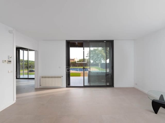 4 chambre Villa/Maison à vendre à Sant Vicenç de Montalt avec piscine garage - 889 000 € (Ref: 9519376)