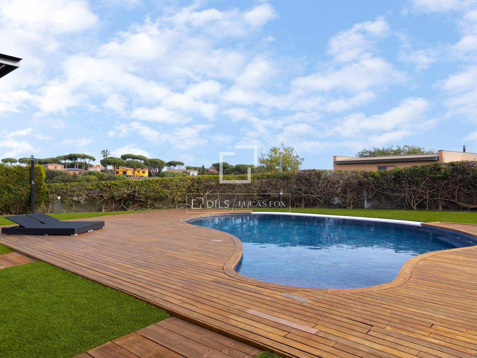 4 chambre Villa/Maison à vendre à Sant Vicenc de Montalt avec piscine garage - 889 000 € (Ref: 9519376)