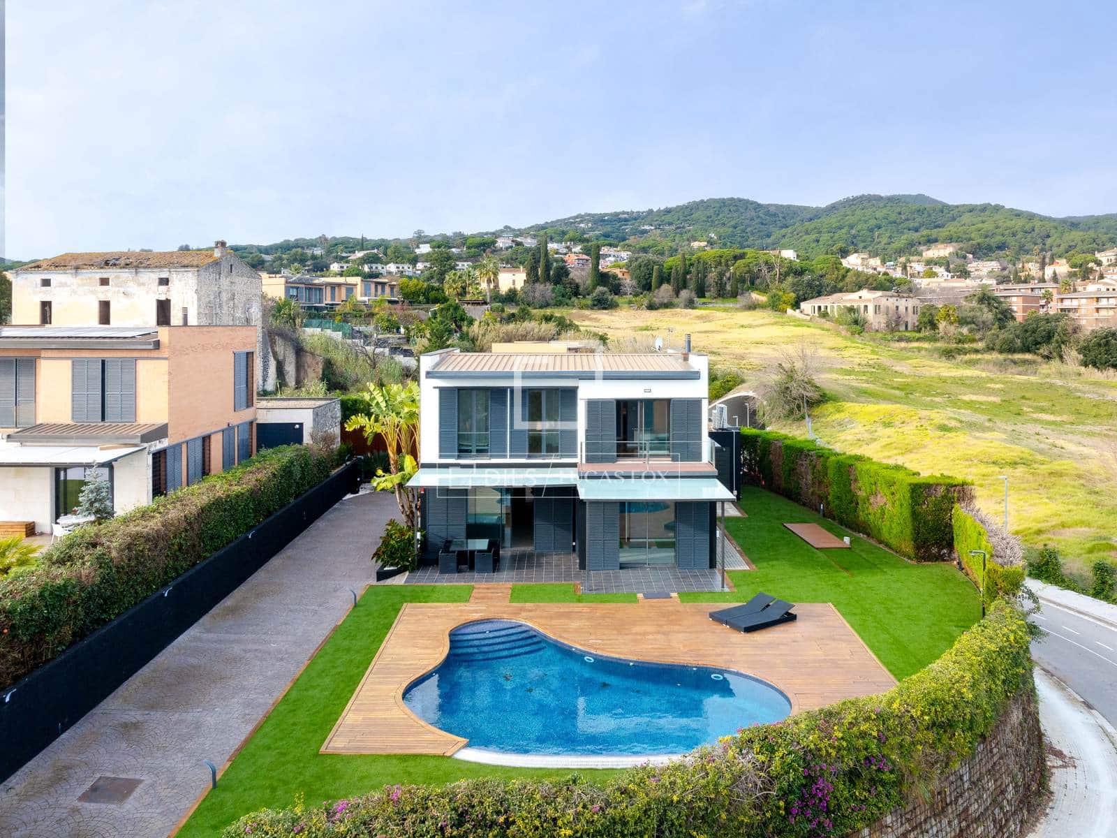 4 chambre Villa/Maison à vendre à Sant Vicenc de Montalt avec piscine garage - 889 000 € (Ref: 9519376)