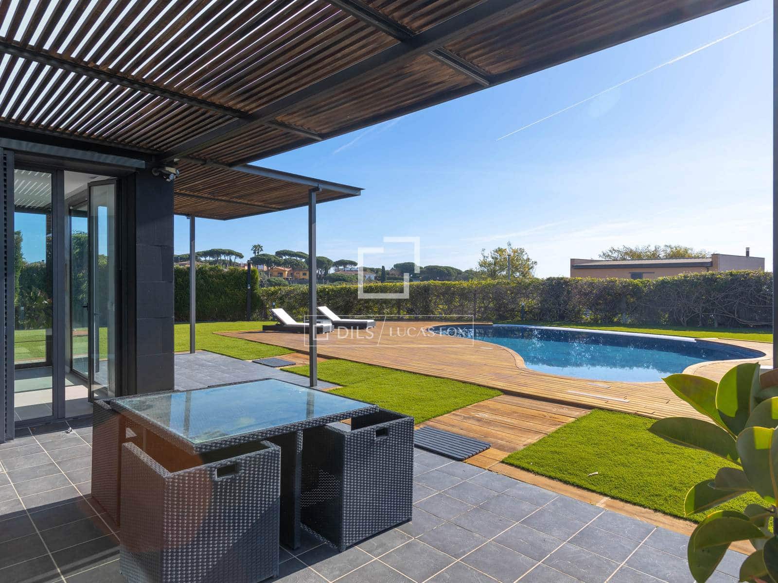 4 chambre Villa/Maison à vendre à Sant Vicenc de Montalt avec piscine garage - 889 000 € (Ref: 9519376)