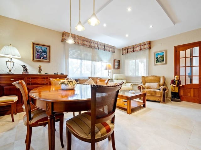 5 bedroom Villa for sale in Tarragona city with pool garage - € 495,000 (Ref: 9523701)