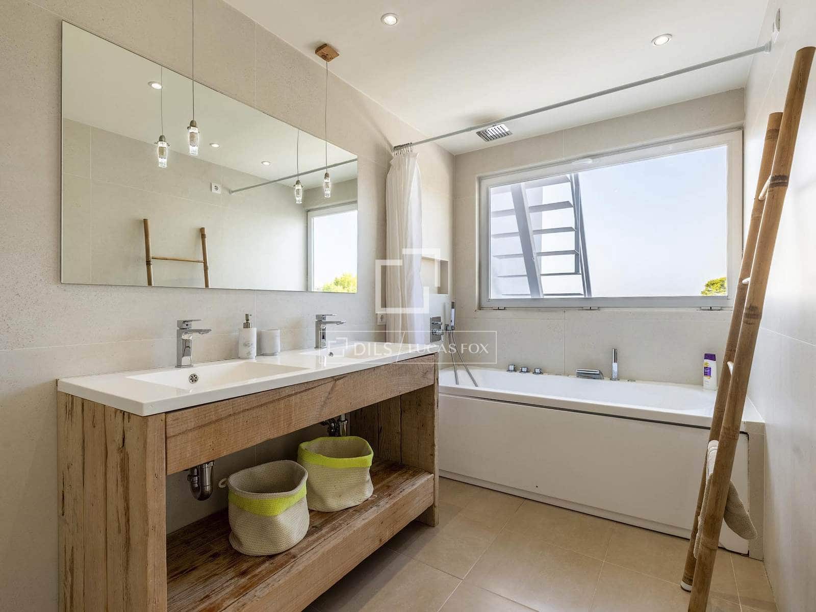 3 soverom Villa til salgs i Cala Moli med svømmebasseng garasje - € 1 150 000 (Ref: 9532616)