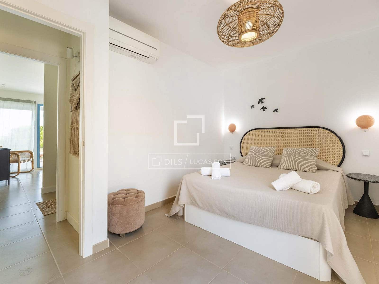 3 soverom Villa til salgs i Cala Moli med svømmebasseng garasje - € 1 150 000 (Ref: 9532616)