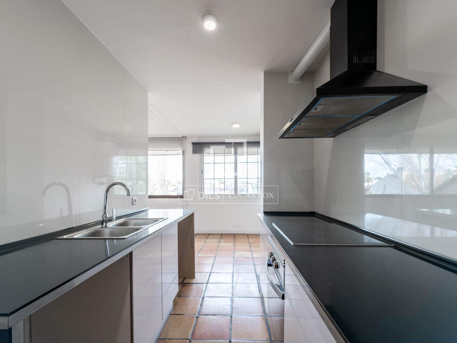 2 bedroom Apartment for sale in Alcobendas with pool - € 850,000 (Ref: 9539032)