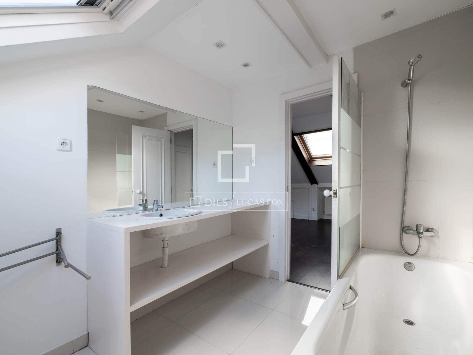 2 bedroom Apartment for sale in Alcobendas with pool - € 850,000 (Ref: 9539032)