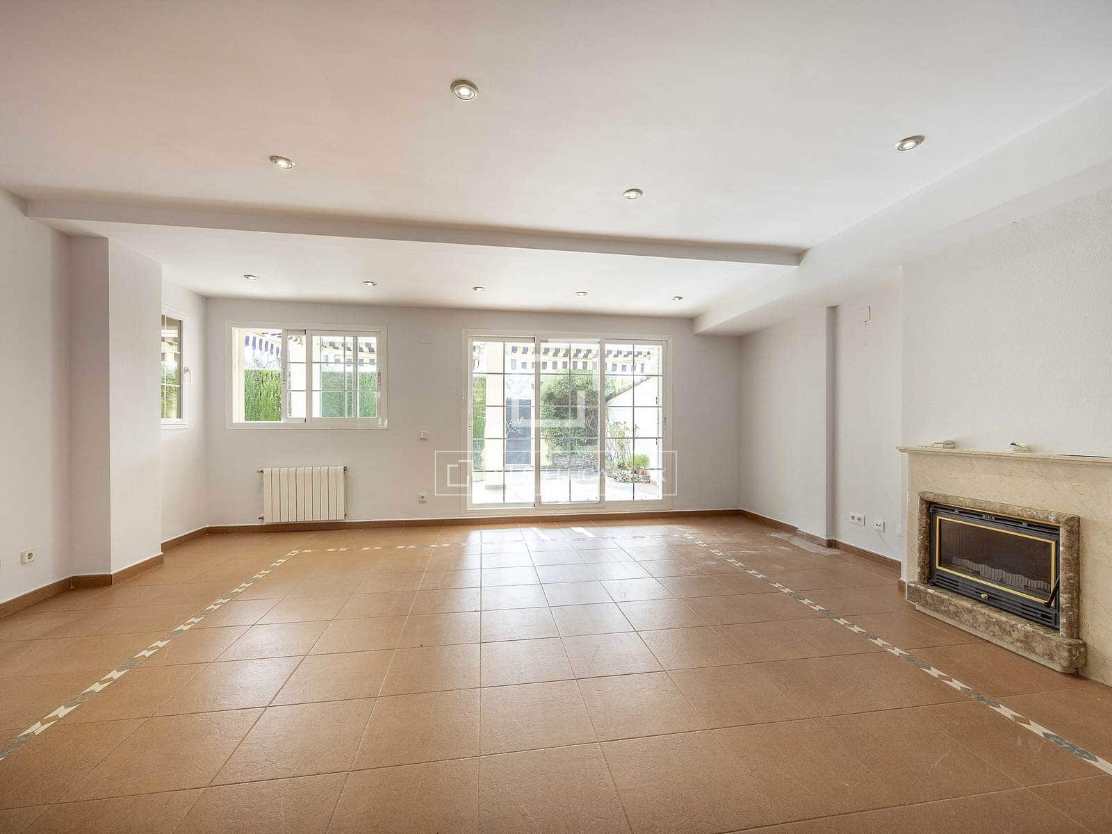 5 bedroom Villa for rent in Betera with pool garage - € 2,800 (Ref: 9543976)