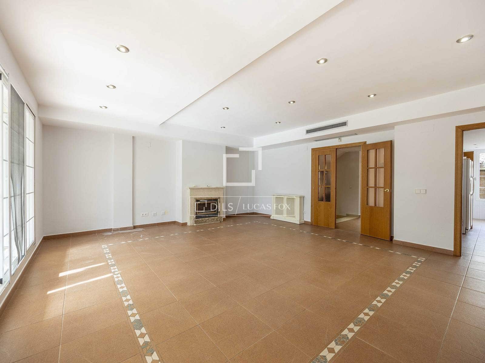 5 bedroom Villa for rent in Betera with pool garage - € 2,800 (Ref: 9543976)