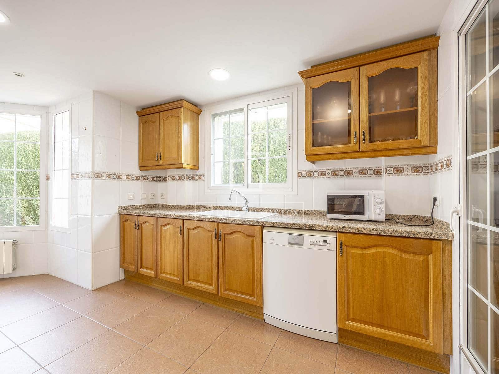 5 bedroom Villa for rent in Betera with pool garage - € 2,800 (Ref: 9543976)