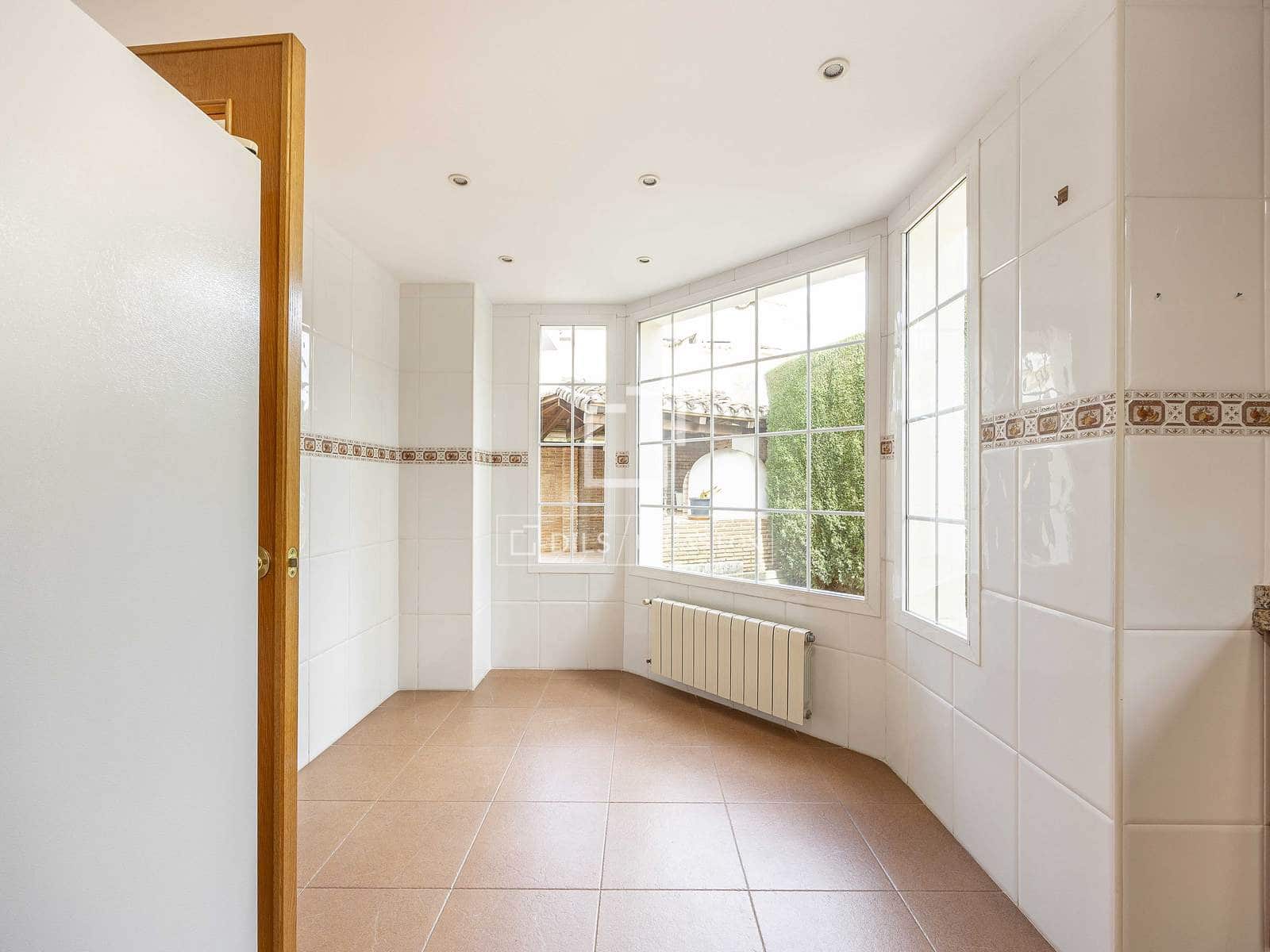 5 bedroom Villa for rent in Betera with pool garage - € 2,800 (Ref: 9543976)