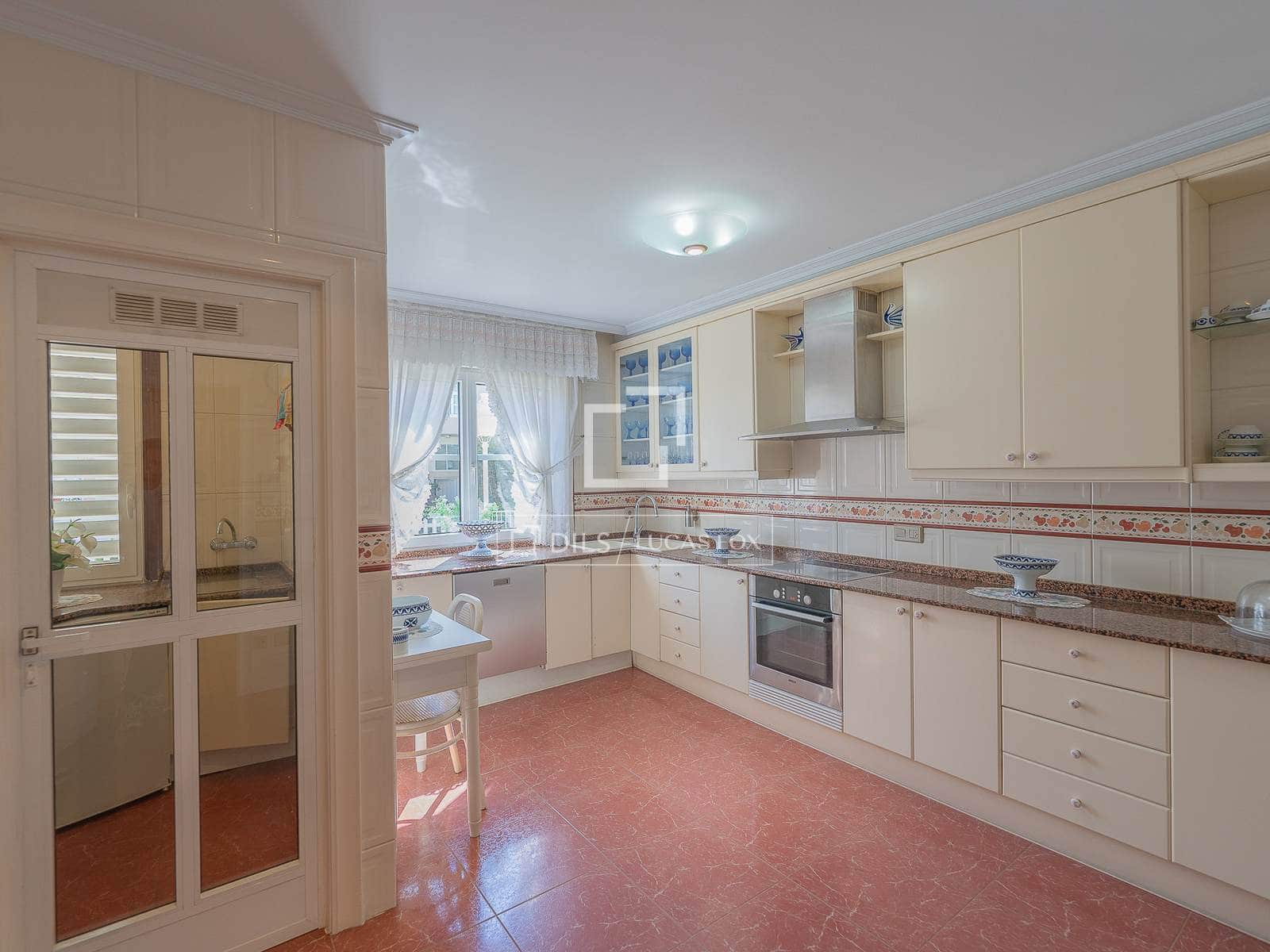 5 bedroom Villa for sale in Vigo with pool garage - € 675,000 (Ref: 9546943)