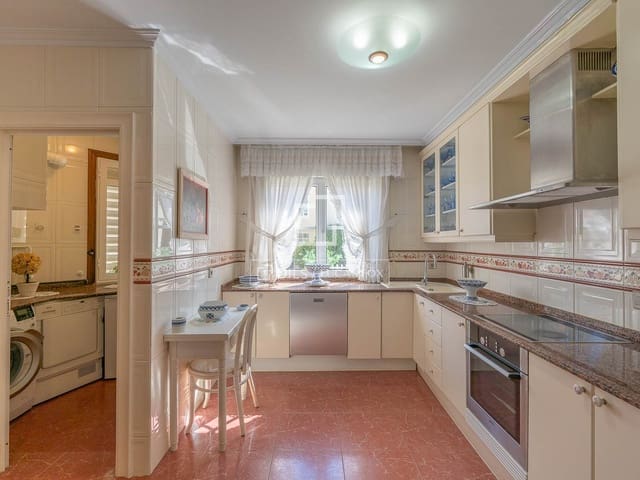 5 bedroom Villa for sale in Vigo with pool garage - € 675,000 (Ref: 9546943)