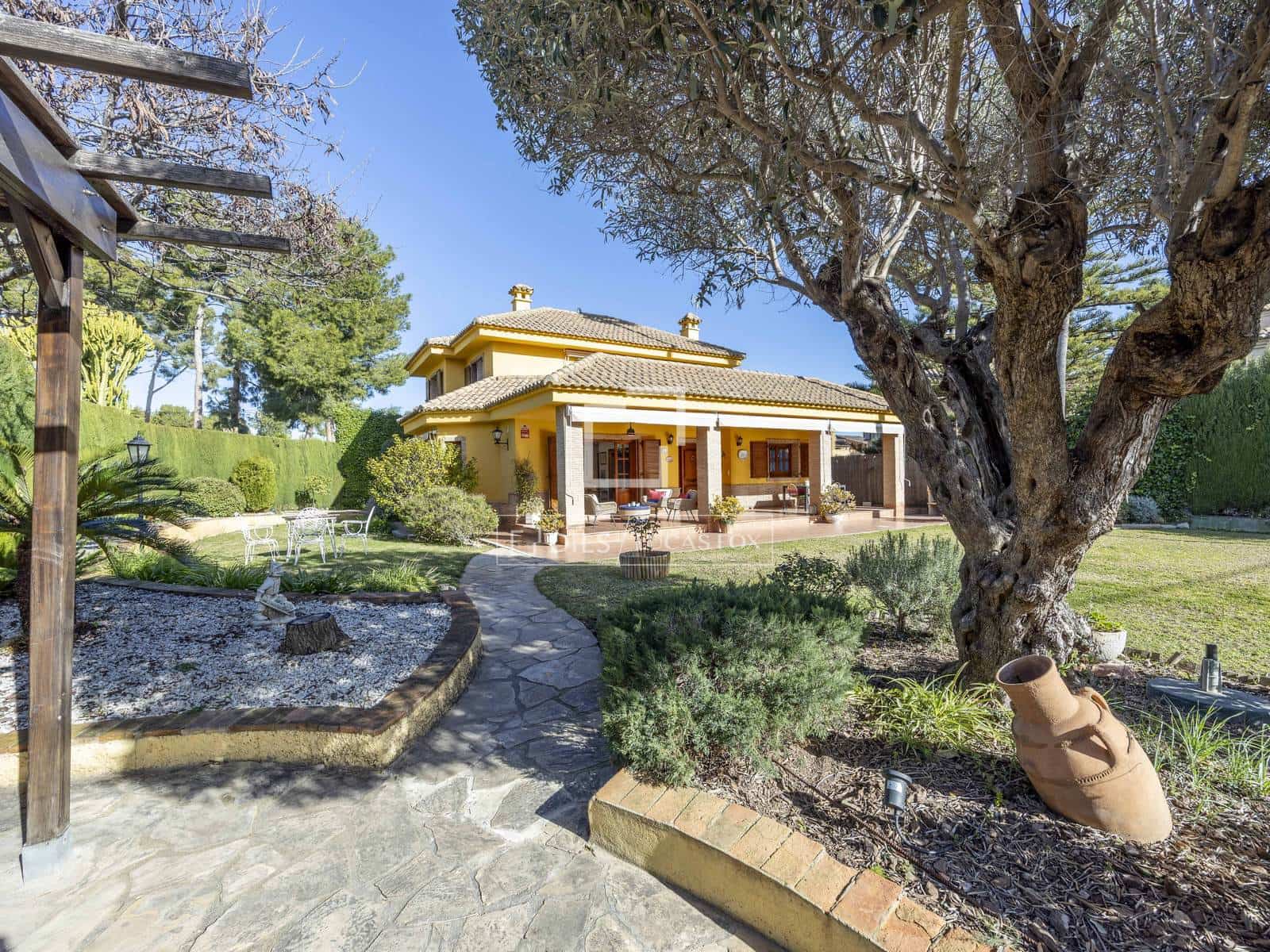 4 soverom Villa til salgs i La Canada med svømmebasseng garasje - € 870 000 (Ref: 9547236)