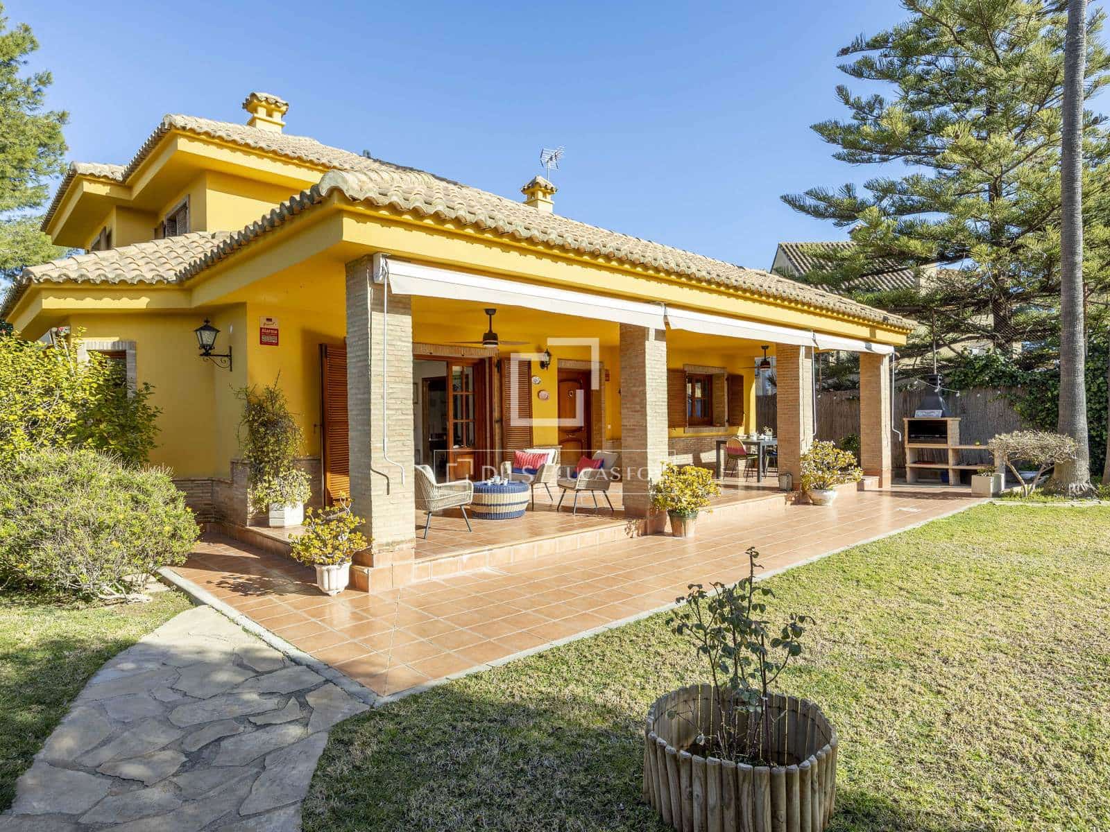 4 bedroom Villa for sale in La Canada with pool garage - € 870,000 (Ref: 9547236)