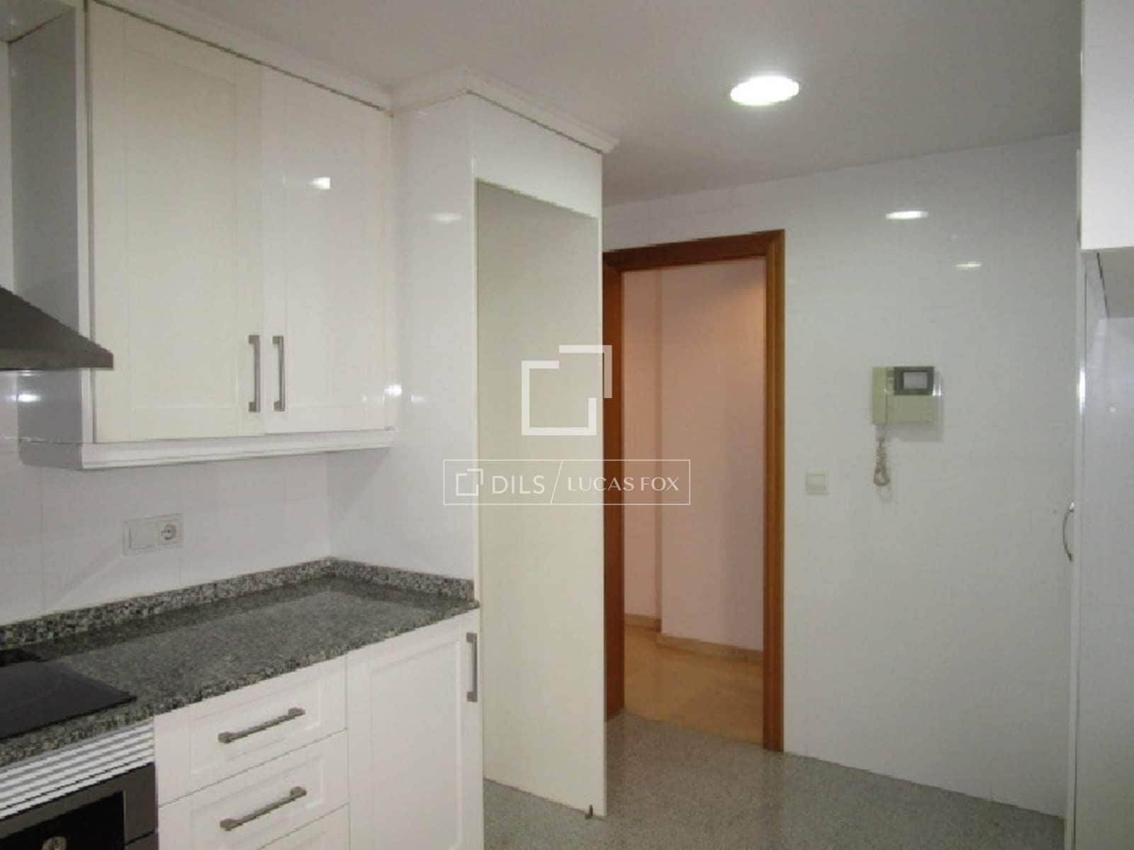 4 bedroom Apartment for rent in Valencia city with garage - € 1,800 (Ref: 9562547)