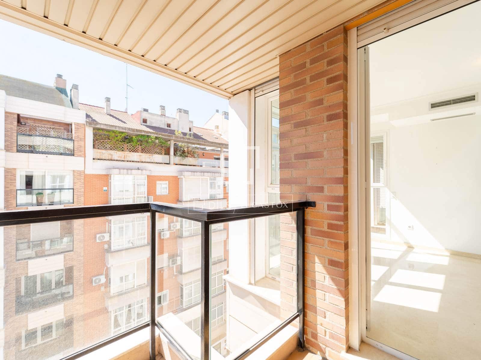 4 soveværelse Lejlighed til leje i Valencia by med garage - € 1.800 (Ref: 9562547)