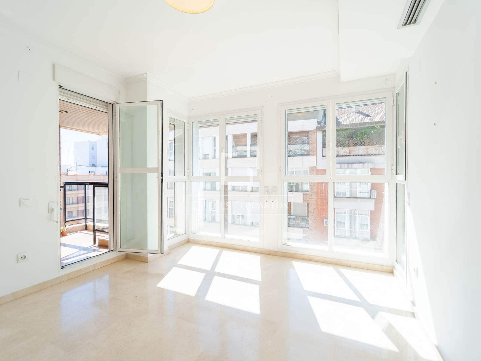 4 soveværelse Lejlighed til leje i Valencia by med garage - € 1.800 (Ref: 9562547)