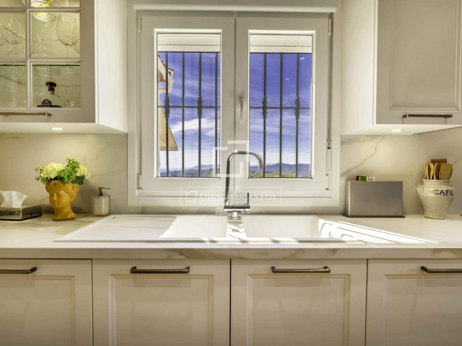 Chalet de 4 habitaciones en Canillas de Albaida en venta con piscina garaje - 1.095.000 € (Ref: 9566425)