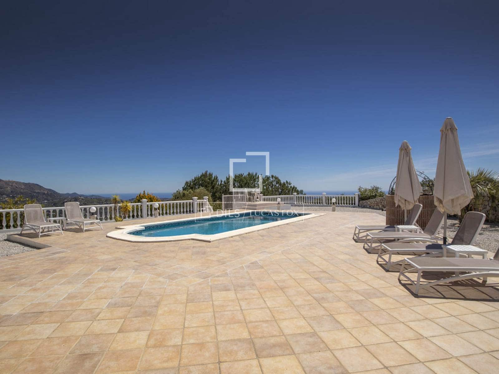 Chalet de 4 habitaciones en Canillas de Albaida en venta con piscina garaje - 1.095.000 € (Ref: 9566425)