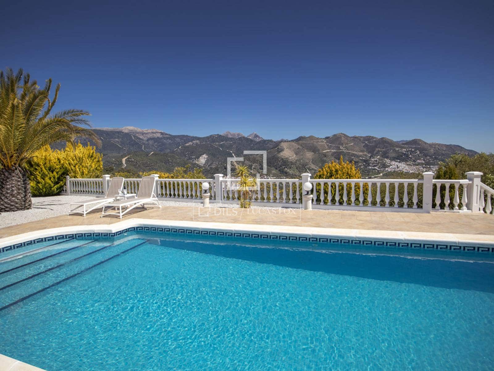 Chalet de 4 habitaciones en Canillas de Albaida en venta con piscina garaje - 1.095.000 € (Ref: 9566425)