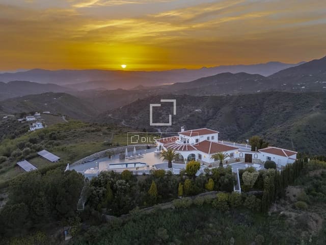 Chalet de 4 habitaciones en Canillas de Albaida en venta con piscina garaje - 1.095.000 € (Ref: 9566425)