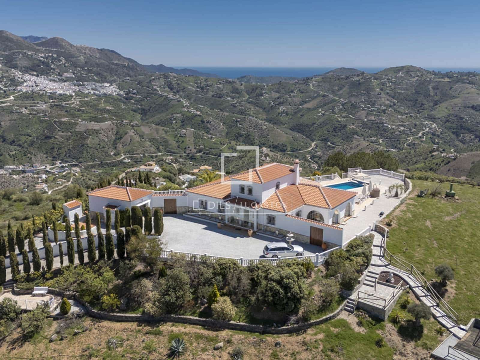 Chalet de 4 habitaciones en Canillas de Albaida en venta con piscina garaje - 1.095.000 € (Ref: 9566425)