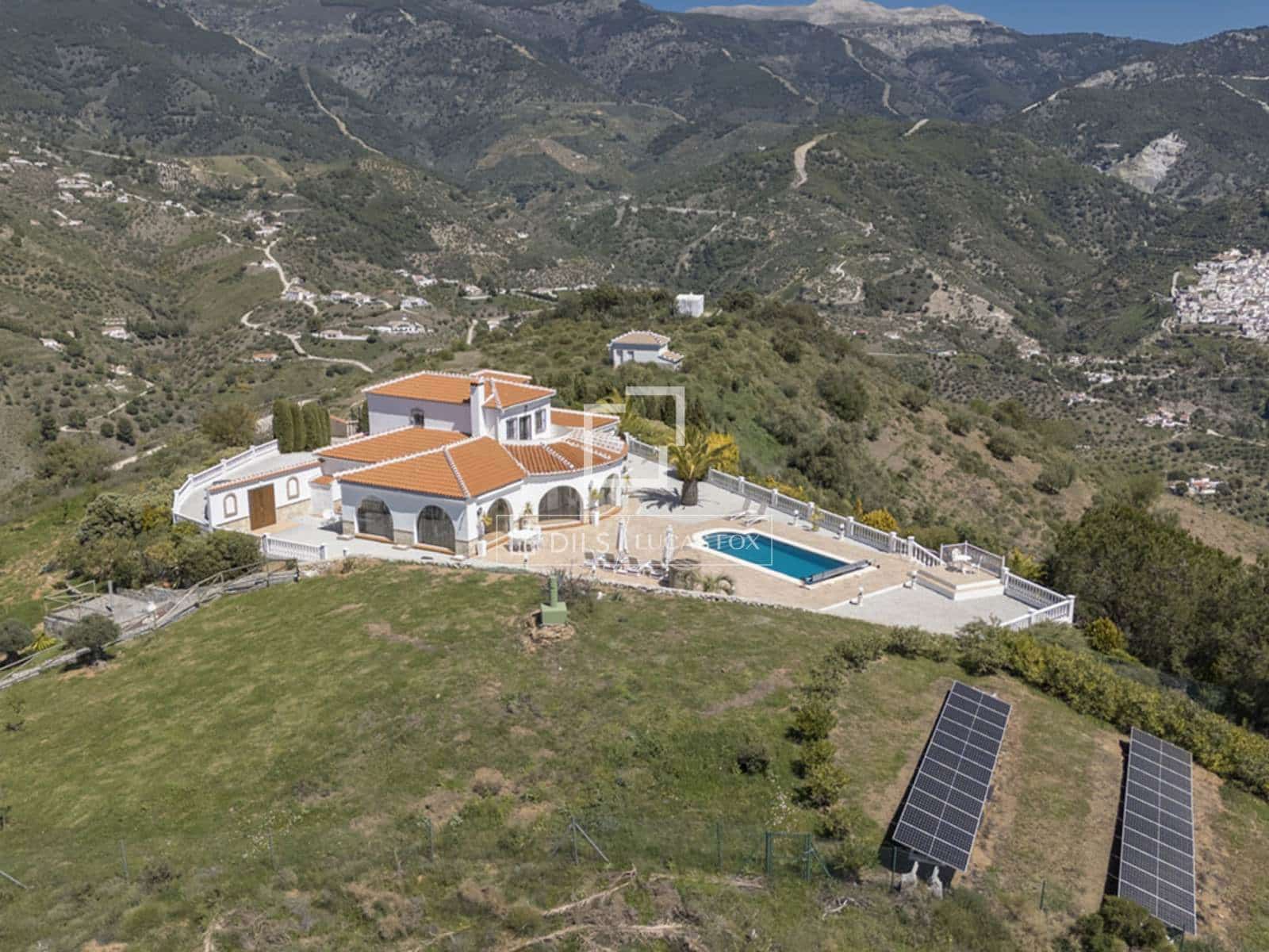 Chalet de 4 habitaciones en Canillas de Albaida en venta con piscina garaje - 1.095.000 € (Ref: 9566425)