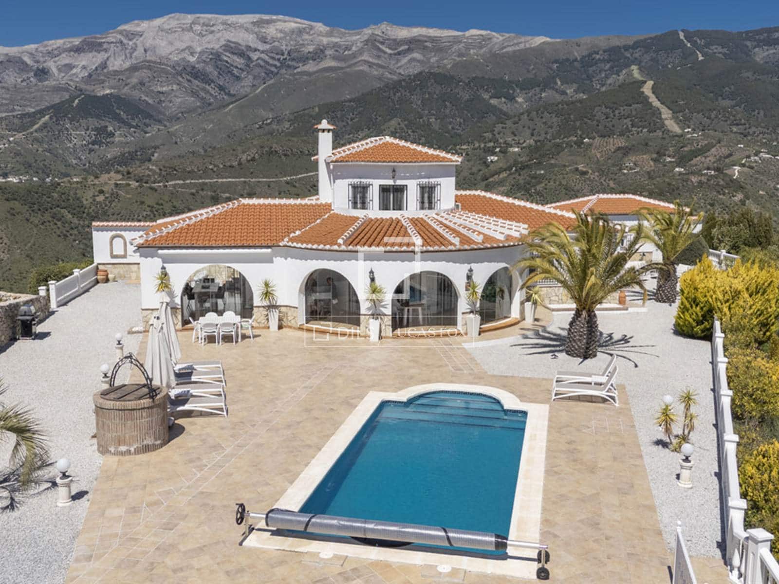 Chalet de 4 habitaciones en Canillas de Albaida en venta con piscina garaje - 1.095.000 € (Ref: 9566425)