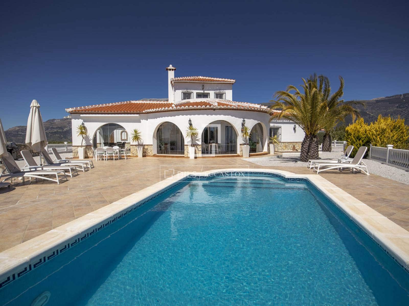 Chalet de 4 habitaciones en Canillas de Albaida en venta con piscina garaje - 1.095.000 € (Ref: 9566425)