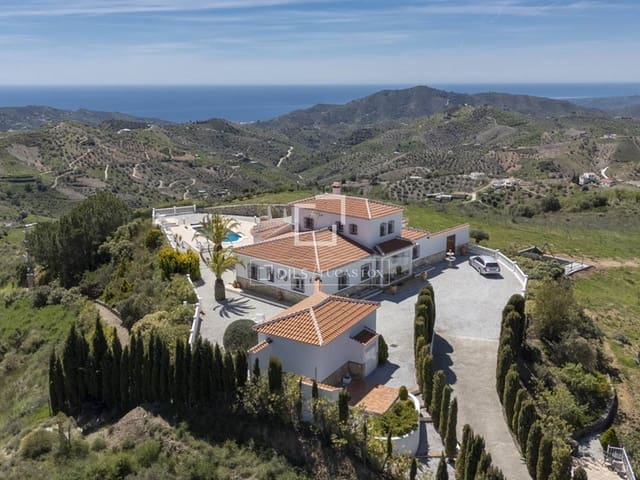 Chalet de 4 habitaciones en Canillas de Albaida en venta con piscina garaje - 1.095.000 € (Ref: 9566425)