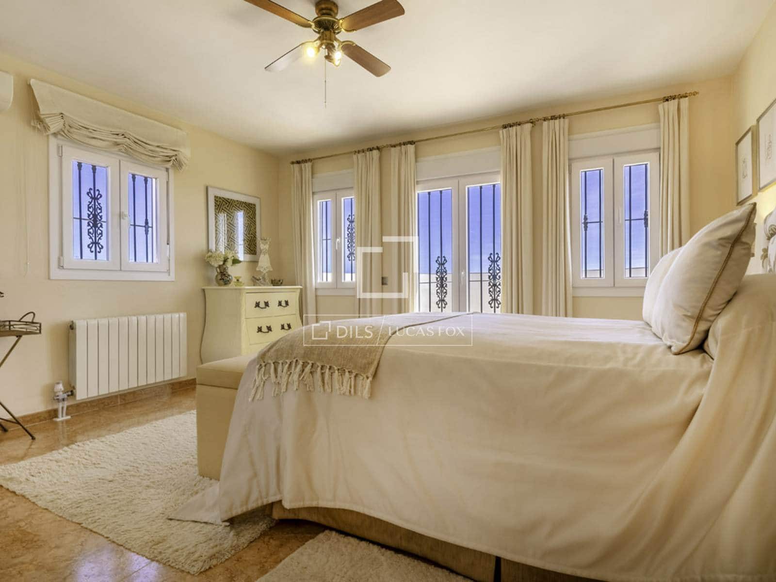 Chalet de 4 habitaciones en Canillas de Albaida en venta con piscina garaje - 1.095.000 € (Ref: 9566425)