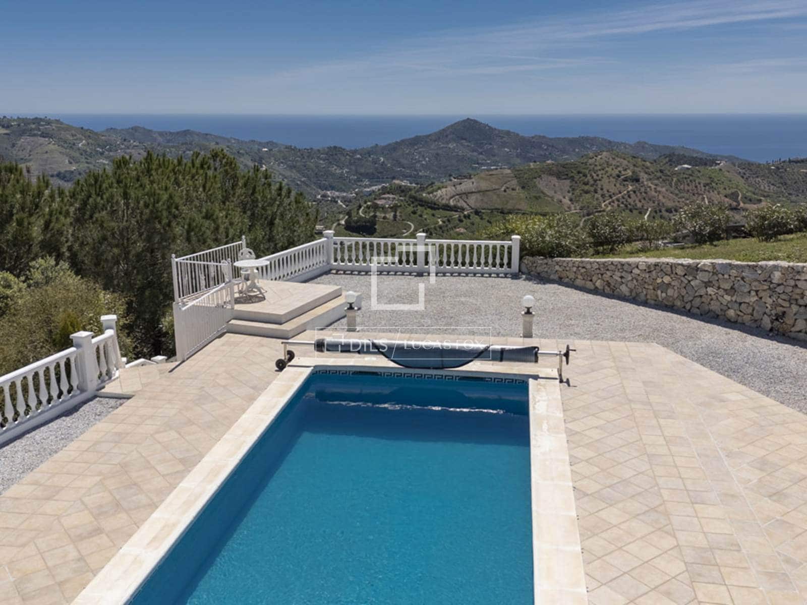 Chalet de 4 habitaciones en Canillas de Albaida en venta con piscina garaje - 1.095.000 € (Ref: 9566425)