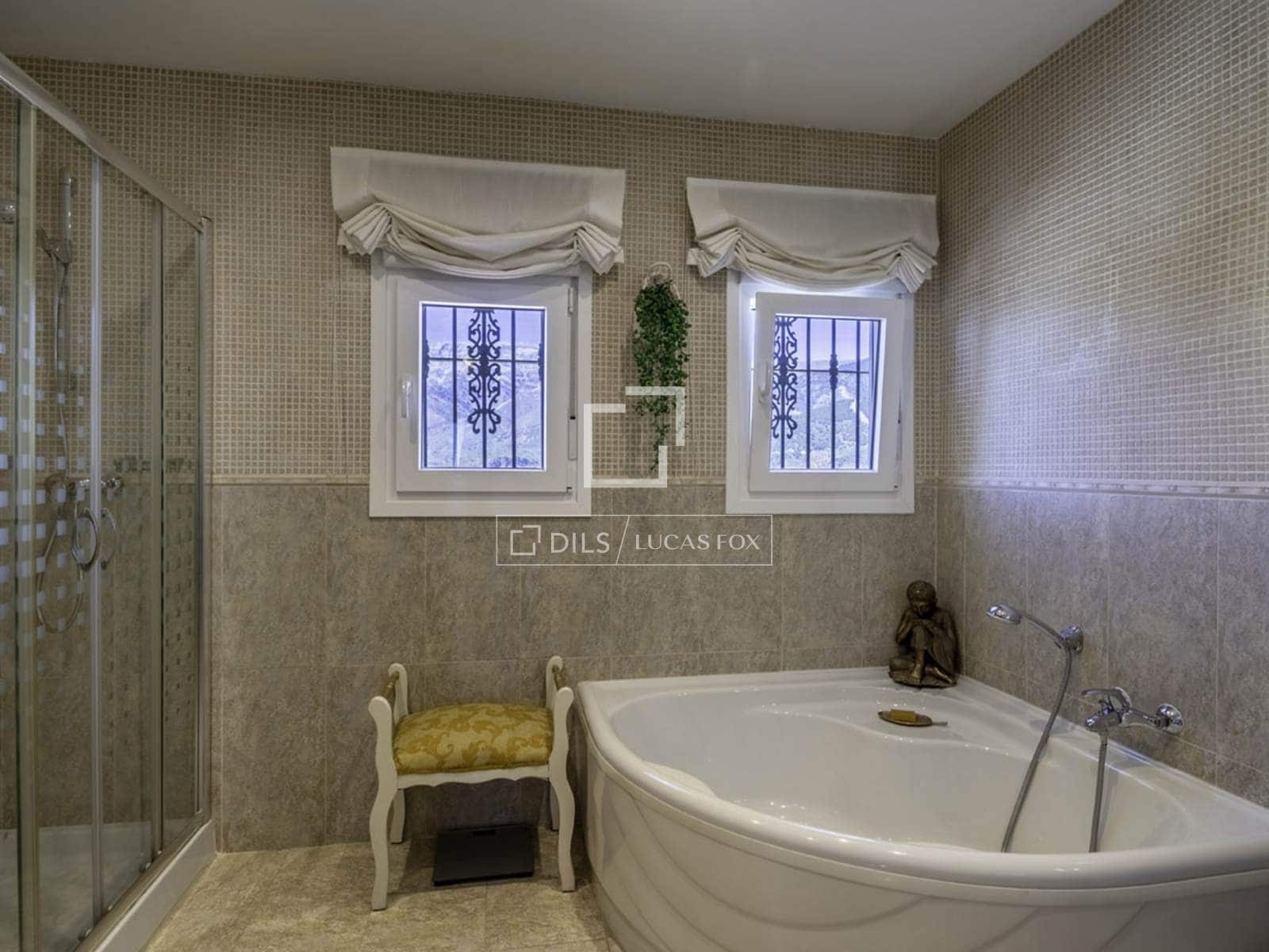 Chalet de 4 habitaciones en Canillas de Albaida en venta con piscina garaje - 1.095.000 € (Ref: 9566425)