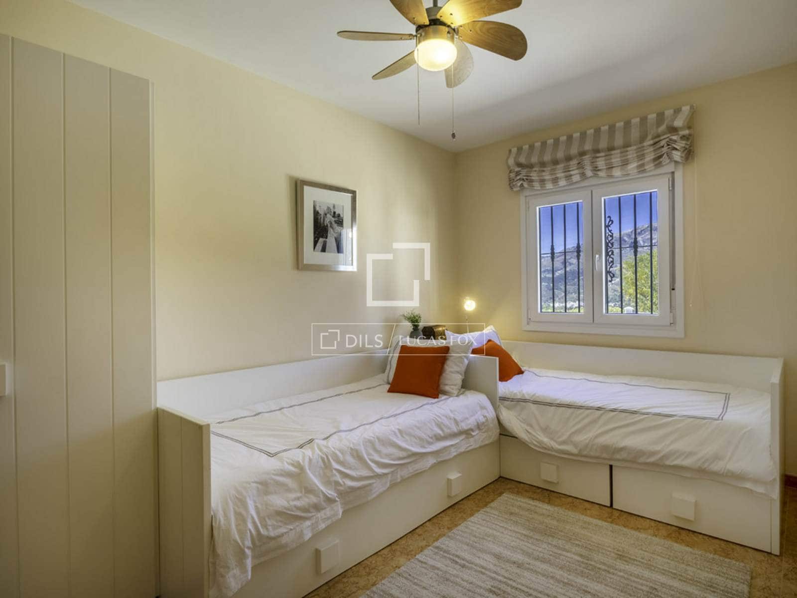 Chalet de 4 habitaciones en Canillas de Albaida en venta con piscina garaje - 1.095.000 € (Ref: 9566425)