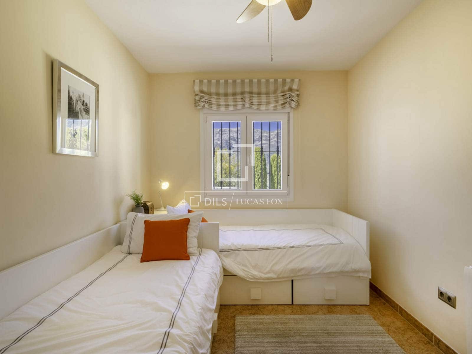 Chalet de 4 habitaciones en Canillas de Albaida en venta con piscina garaje - 1.095.000 € (Ref: 9566425)