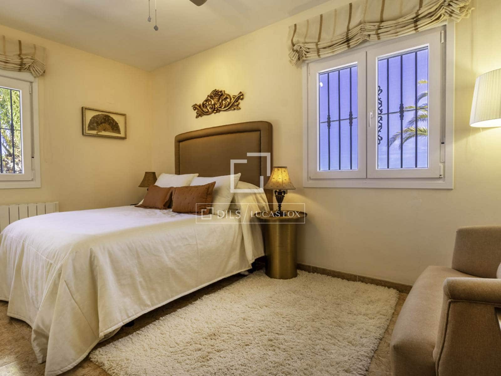 Chalet de 4 habitaciones en Canillas de Albaida en venta con piscina garaje - 1.095.000 € (Ref: 9566425)