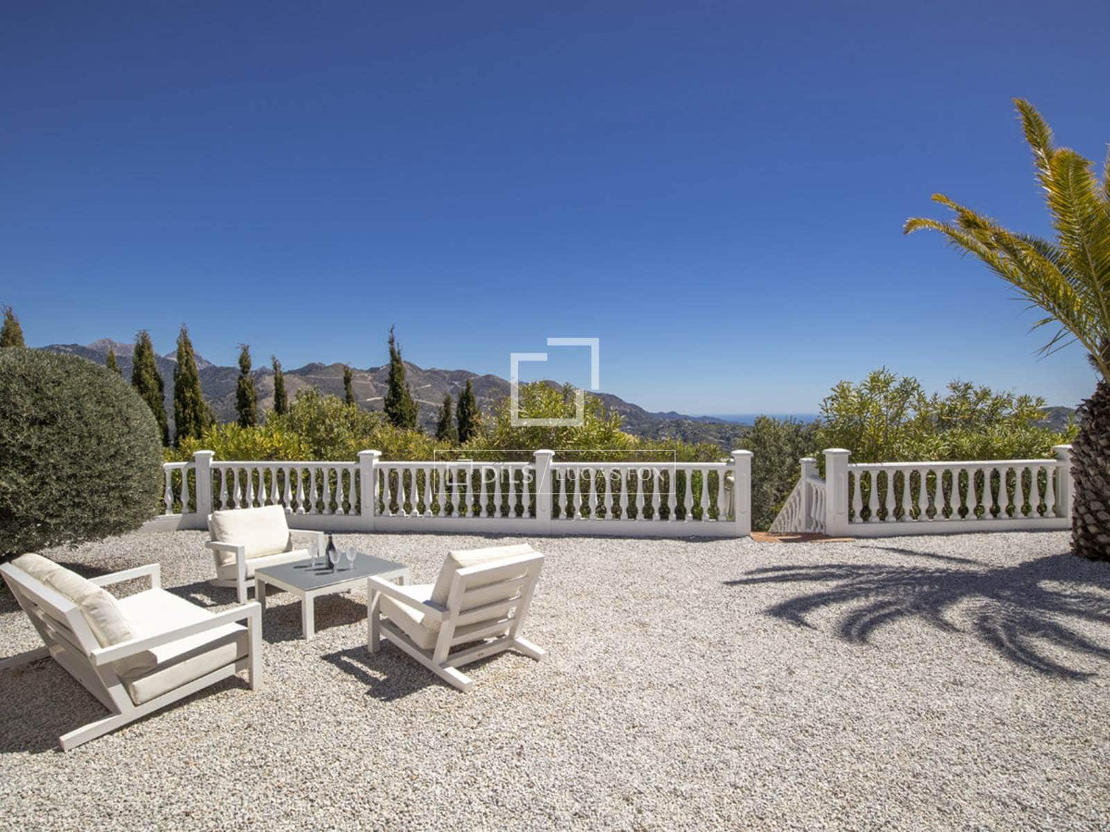 Chalet de 4 habitaciones en Canillas de Albaida en venta con piscina garaje - 1.095.000 € (Ref: 9566425)