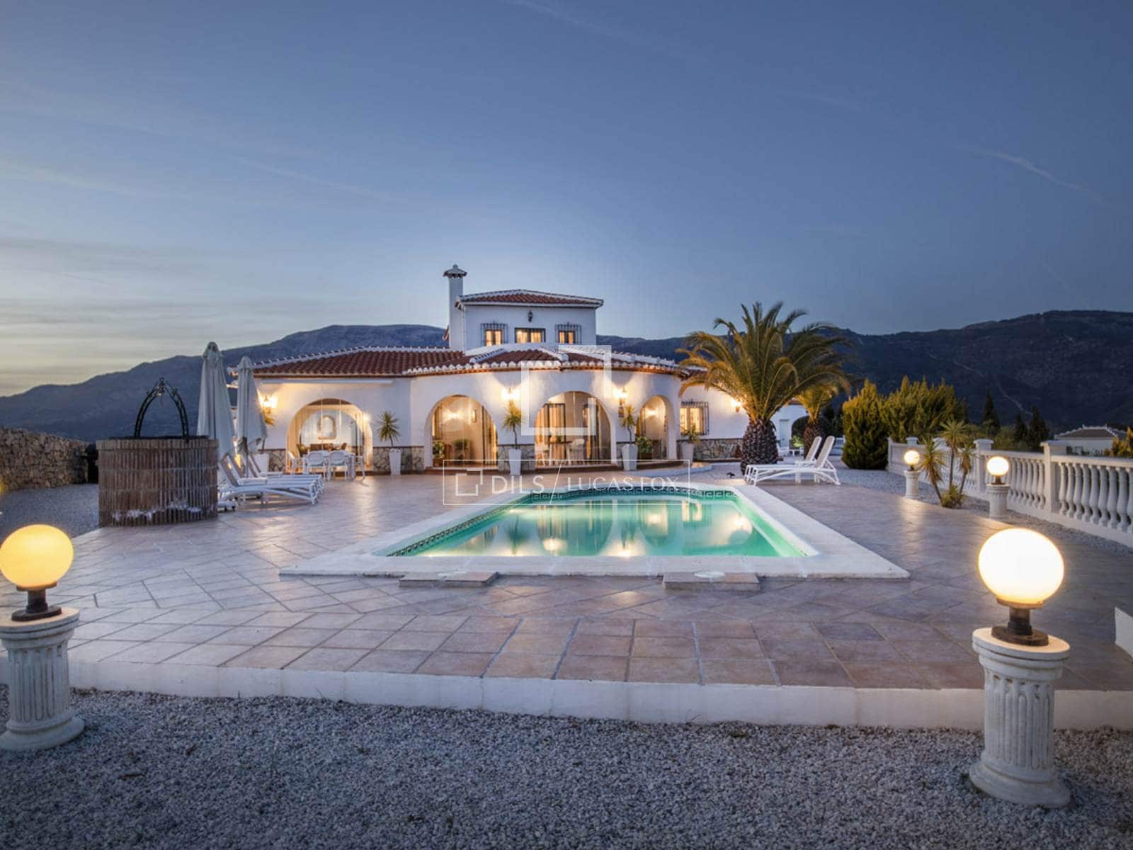 Chalet de 4 habitaciones en Canillas de Albaida en venta con piscina garaje - 1.095.000 € (Ref: 9566425)