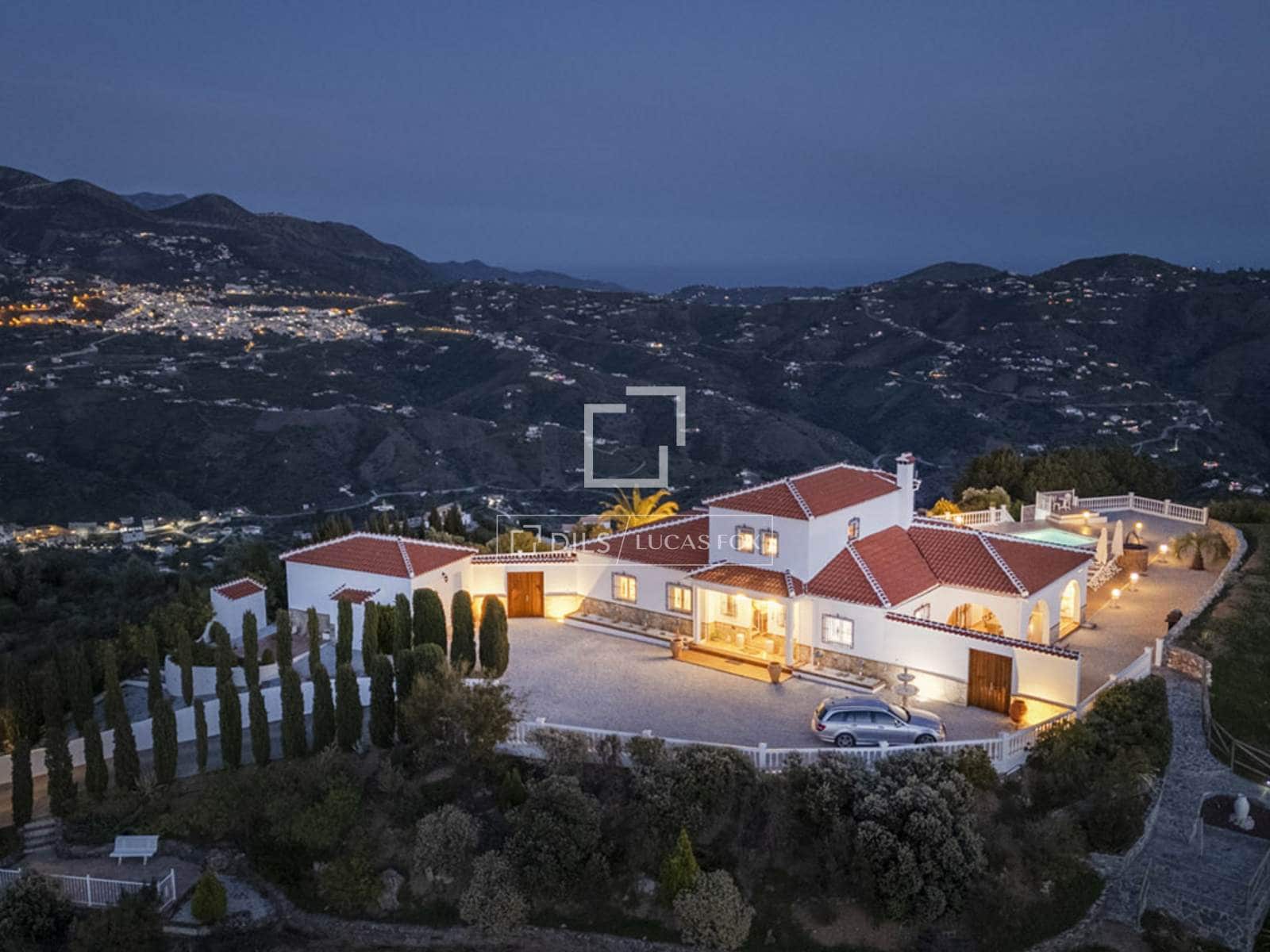 Chalet de 4 habitaciones en Canillas de Albaida en venta con piscina garaje - 1.095.000 € (Ref: 9566425)