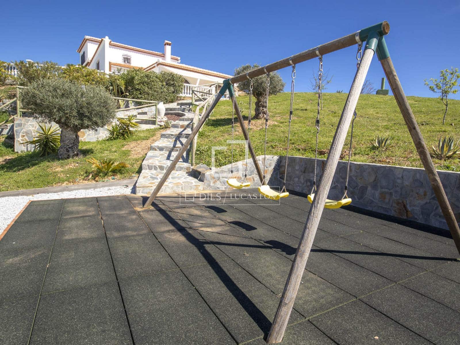 Chalet de 4 habitaciones en Canillas de Albaida en venta con piscina garaje - 1.095.000 € (Ref: 9566425)