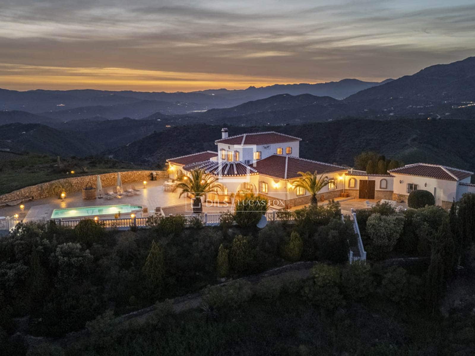 Chalet de 4 habitaciones en Canillas de Albaida en venta con piscina garaje - 1.095.000 € (Ref: 9566425)