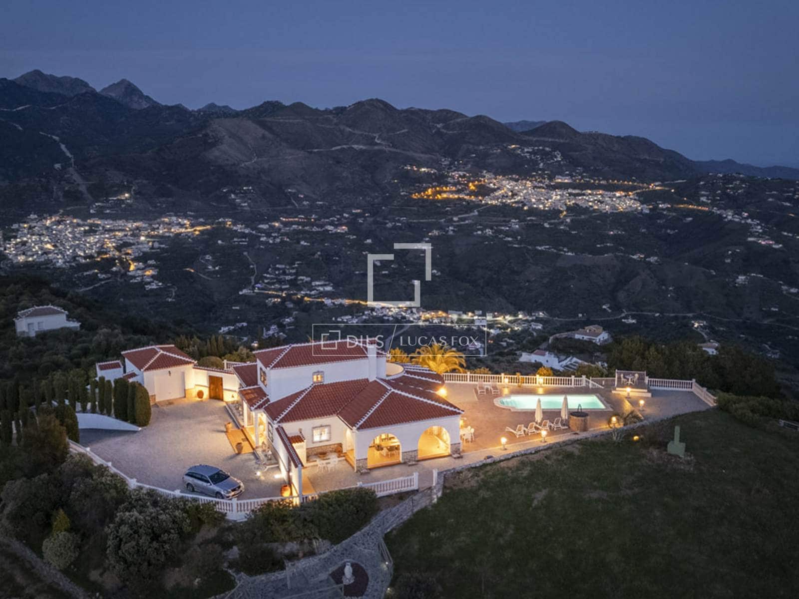 Chalet de 4 habitaciones en Canillas de Albaida en venta con piscina garaje - 1.095.000 € (Ref: 9566425)