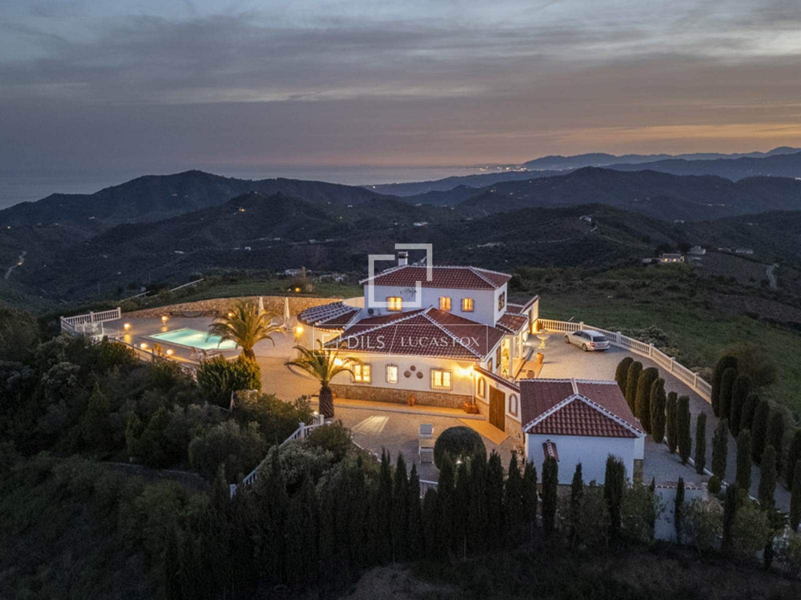 Chalet de 4 habitaciones en Canillas de Albaida en venta con piscina garaje - 1.095.000 € (Ref: 9566425)