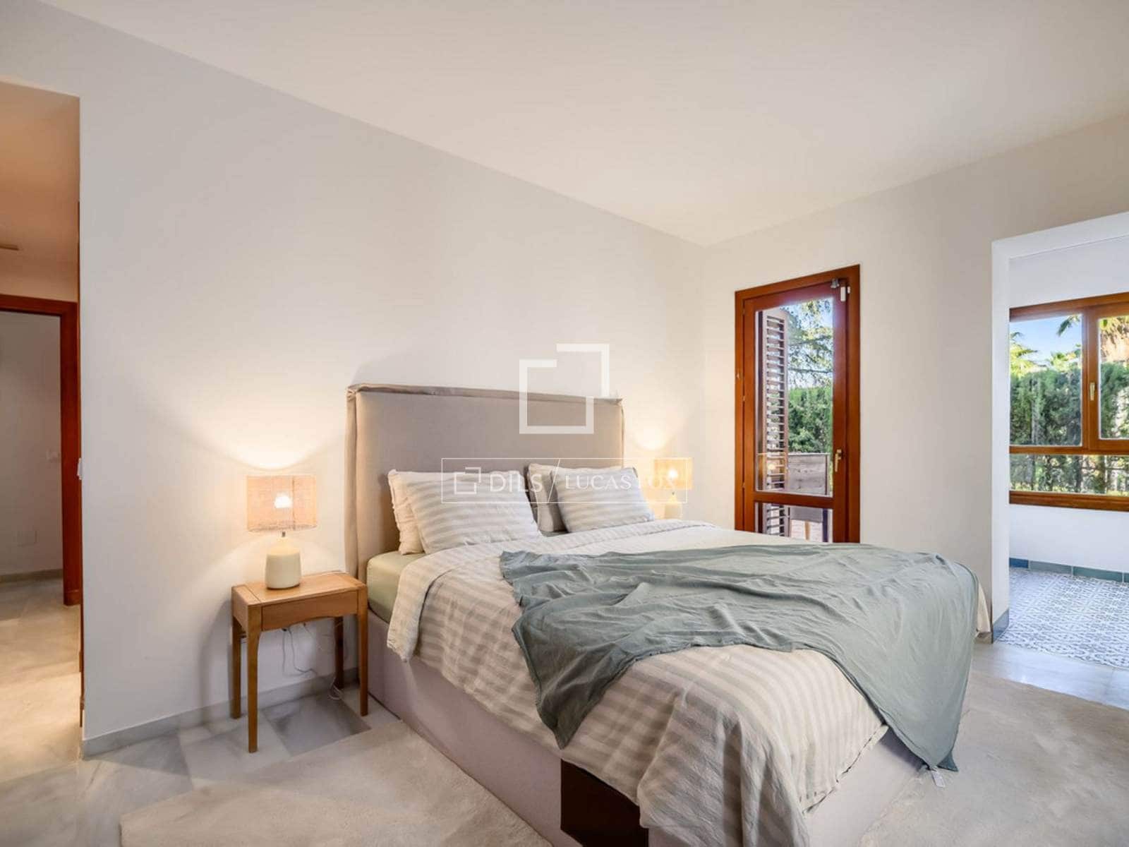 2 bedroom Apartment for sale in Marbella with pool - € 890,000 (Ref: 9566819)