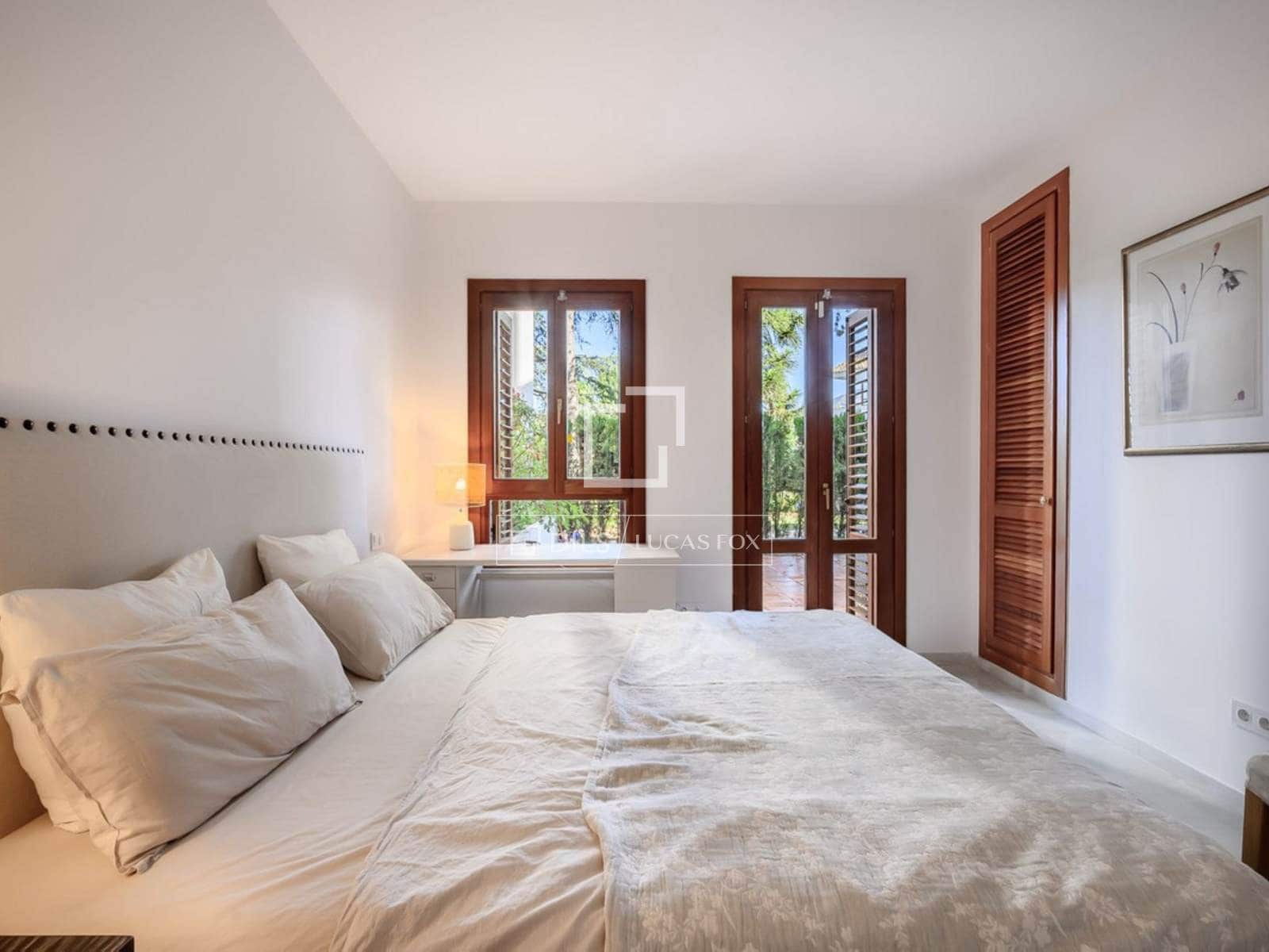 2 bedroom Apartment for sale in Marbella with pool - € 890,000 (Ref: 9566819)