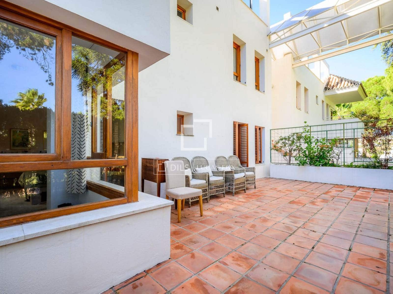 2 bedroom Apartment for sale in Marbella with pool - € 890,000 (Ref: 9566819)