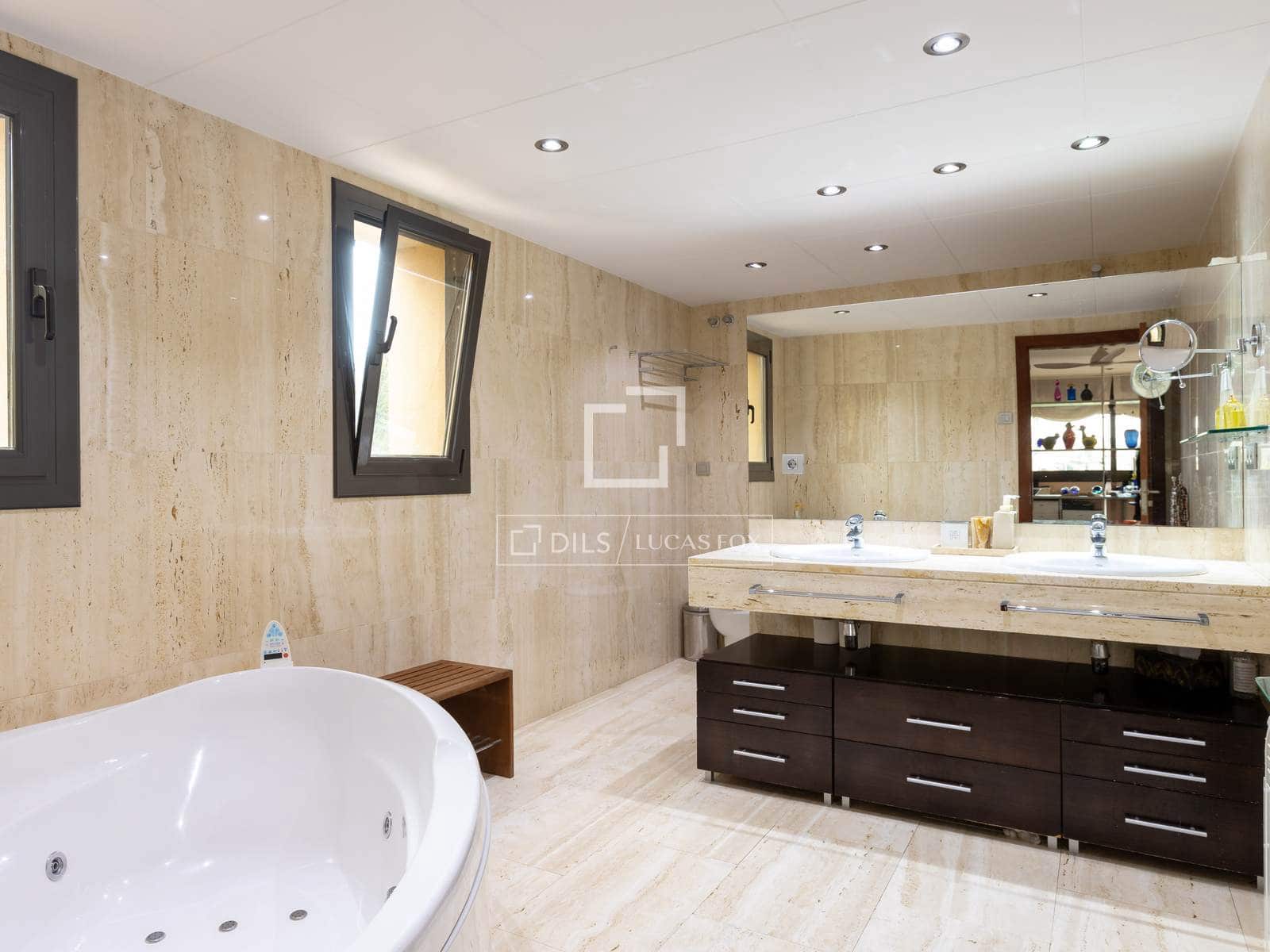 6 slaapkamer Villa te koop in Sant Vicenc de Montalt met zwembad garage - € 1.550.000 (Ref: 9569406)