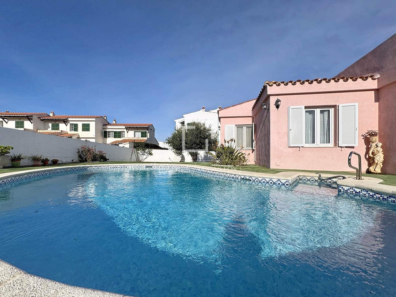 5 Zimmer Villa zu verkaufen in Es Castell mit Pool - 1.200.000 € (Ref: 9578990)
