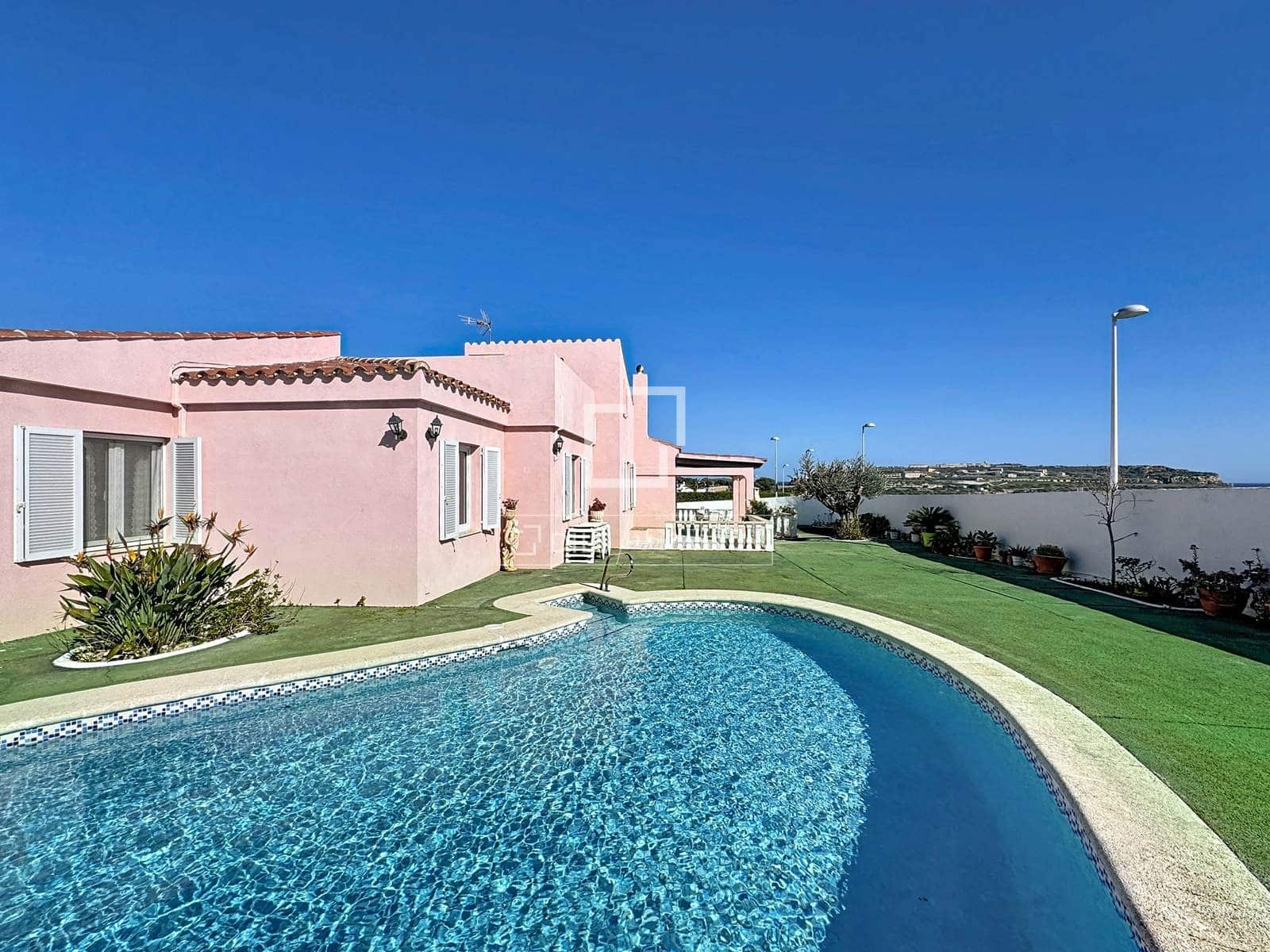 5 Zimmer Villa zu verkaufen in Es Castell mit Pool - 1.200.000 € (Ref: 9578990)