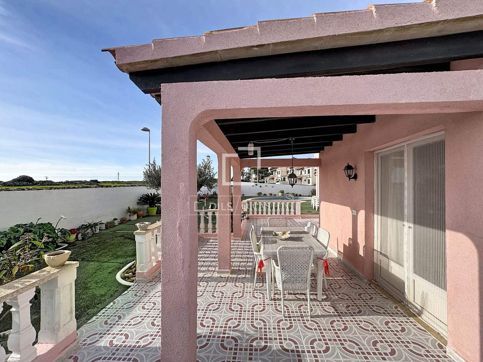5 Zimmer Villa zu verkaufen in Es Castell mit Pool - 1.200.000 € (Ref: 9578990)
